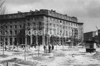 Budowa domu mieszkalnego osiedla centralnego, na osiedlu B-31 (Centrum B). Widoczne rusztowanie w miejscu, gdzie w 1956 roku otwarto punkt handlowy Spółdzielni „Cepelia”. Lata 50. Mieszkańcy zasiedlonych domów przy placu Centralnym przez jakiś czas musieli się godzić z harmidrem budowy, którą mieli pod oknami.

fot. Henryk Makarewicz/idealcity.pl

