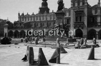 Remont nawierzchni Rynku Głównego w Krakowie, lata 60. XXw.

fot. Henryk Makarewicz/idealcity.pl
