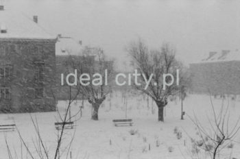 Zima na Osiedlu Wandy - widok z okna Wiktora Pentala. Koniec lat 50. XXw.

fot. Wiktor Pental/idealcity.pl
