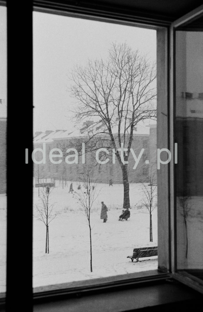 Zima na Osiedlu Wandy, widok z okna mieszkania Wiktora Pentala. Koniec lat 50. XXw.

fot. Wiktor Pental/idealcity.pl

