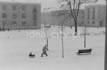 Zima na Osiedlu Na Skarpie, widok z okna mieszkania Wiktora Pentala. Koniec lat 50. XXw.

fot. Wiktor Pental/idealcity.pl

