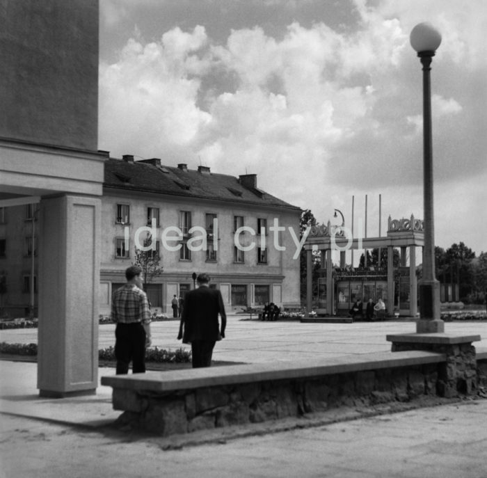 Plac Pocztowy na osiedlu A-1 Północ (Willowe), w tle budynek z pierwszą nowohucką księgarnią, lata 50. XXw.

fot. Wiktor Pental/idealcity.pl
