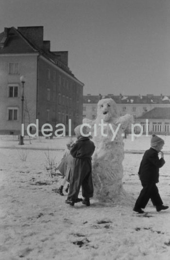 Winter on the Wandy Estate. In the background: Wesołe Ósemki – Kindergarten No. 88, Wandy Estate 2. 1950s.

Zima na Osiedlu Wandy. W tle Samorządowe Przedszkole nr 88 