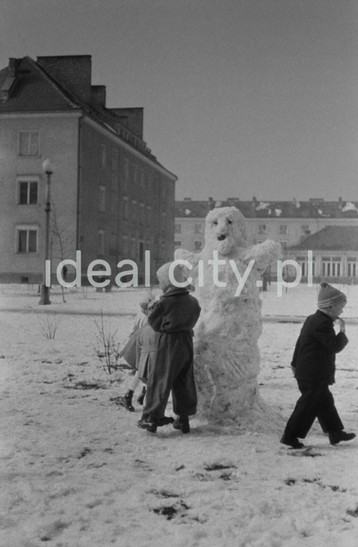 Winter on the Wandy Estate. In the background: Wesołe Ósemki – Kindergarten No. 88, Wandy Estate 2. 1950s.

Zima na Osiedlu Wandy. W tle Samorządowe Przedszkole nr 88 