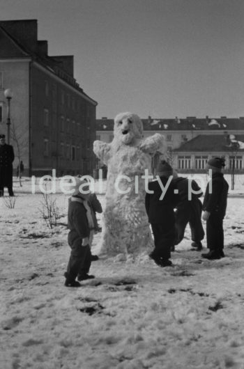 Winter on the Wandy Estate. In the background: Wesołe Ósemki – Kindergarten No. 88, Wandy Estate 2. 1950s.

Zima na Osiedlu Wandy. W tle Samorządowe Przedszkole nr 88 