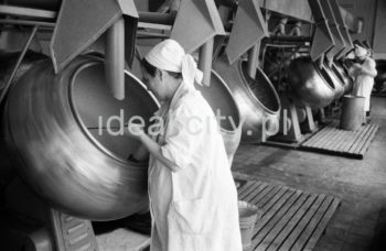 Production floor at the Polfa Kraków Pharmaceutical Factory. 1960s.

Hala produkcyjna Krakowskich Zakładów Farmaceutycznych 