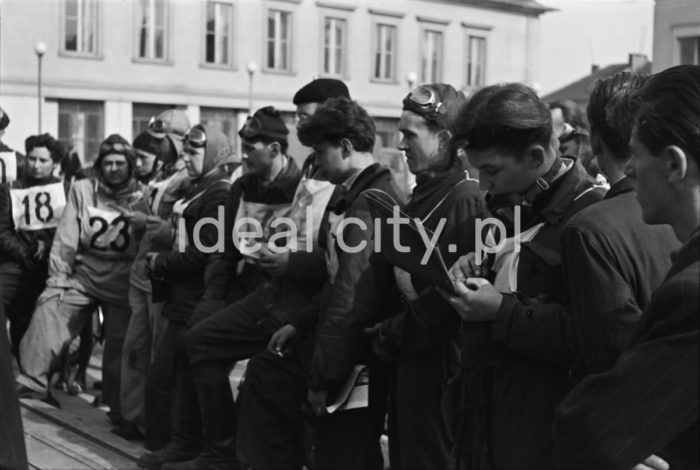 Preparing for the start of a mixed motorcycle race in Plac Pocztowy, Willowe Estate. Mid-1950s.

Przygotowania do startu koedukacyjnych zawodów motocyklowych na Placu Pocztowy, Osiedle Willowe. Połowa lat 50. XX w. 

Photo by Wiktor Pental/idealcity.pl

