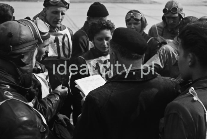 Preparing for the start of a mixed motorcycle race in Plac Pocztowy, Willowe Estate. Mid-1950s.

Przygotowania do startu koedukacyjnych zawodów motocyklowych na Placu Pocztowy, Osiedle Willowe. Połowa lat 50. XX w. 

Photo by Wiktor Pental/idealcity.pl

