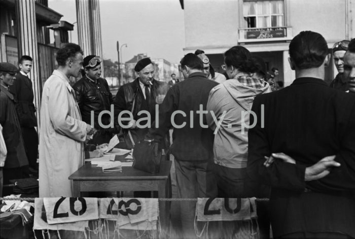 Preparing for the start of a mixed motorcycle race in Plac Pocztowy, Willowe Estate. Mid-1950s.

Przygotowania do startu koedukacyjnych zawodów motocyklowych na Placu Pocztowy, Osiedle Willowe. Połowa lat 50. XX w. 

Photo by Wiktor Pental/idealcity.pl

