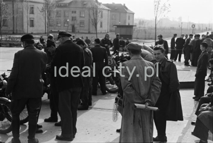 Preparing for the start of a mixed motorcycle race in Plac Pocztowy, Willowe Estate. Mid-1950s.

Przygotowania do startu koedukacyjnych zawodów motocyklowych na Placu Pocztowy, Osiedle Willowe. Połowa lat 50. XX w. 

Photo by Wiktor Pental/idealcity.pl
