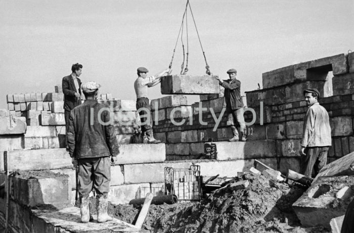 Grupa robotników układa elementy wielkopłytowe przy budowie domu mieszkalnego na osiedlu A-33 (Hutnicze), lata 50.


fot. Henryk Makarewicz/idealcity.pl


