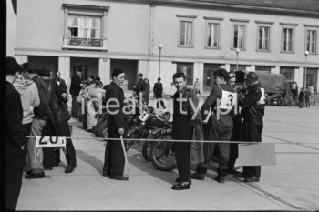 Preparing for the start of a mixed motorcycle race in Plac Pocztowy, Willowe Estate. Mid-1950s.

Przygotowania do startu koedukacyjnych zawodów motocyklowych na Placu Pocztowy, Osiedle Willowe. Połowa lat 50. XX w. 

Photo by Wiktor Pental/idealcity.pl

