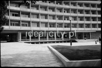 The Tourist House run by the Polish Tourism Association. Designed by Stanisław Spyt and Zbigniew Mikołajewski in 1956-9, it was built in 1959-63. The divisions on its frontage are geometrical, while its shape is modernist and massive. Second half of the 1960s.

Dom Turysty PTTK w Krakowie. Zaprojektowany w latach 1956-1959 przez Stanisława Spyta i Zbigniewa Mikołajewskiego, budowany w latach 1959-1963. Charakteryzuje się geometrycznie podzieloną fasadą oraz modernistyczną, masywną bryłą. II połowa lat 60.

Photo by Henryk Makarewicz/idealcity.pl



