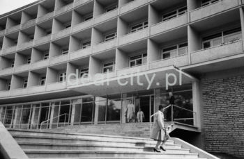 The Tourist House run by the Polish Tourism Association. Designed by Stanisław Spyt and Zbigniew Mikołajewski in 1956-9, it was built in 1959-63. The divisions on its frontage are geometrical, while its shape is modernist and massive. Second half of the 1960s.

Dom Turysty PTTK w Krakowie. Zaprojektowany w latach 1956-1959 przez Stanisława Spyta i Zbigniewa Mikołajewskiego, budowany w latach 1959-1963. Charakteryzuje się geometrycznie podzieloną fasadą oraz modernistyczną, masywną bryłą. II połowa lat 60.

Photo by Henryk Makarewicz/idealcity.pl



