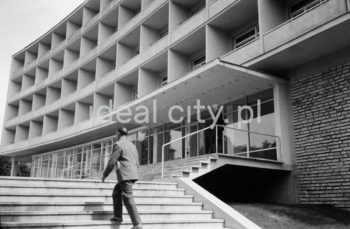 The Tourist House run by the Polish Tourism Association. Designed by Stanisław Spyt and Zbigniew Mikołajewski in 1956-9, it was built in 1959-63. The divisions on its frontage are geometrical, while its shape is modernist and massive. Second half of the 1960s.

Dom Turysty PTTK w Krakowie. Zaprojektowany w latach 1956-1959 przez Stanisława Spyta i Zbigniewa Mikołajewskiego, budowany w latach 1959-1963. Charakteryzuje się geometrycznie podzieloną fasadą oraz modernistyczną, masywną bryłą. II połowa lat 60.

Photo by Henryk Makarewicz/idealcity.pl


