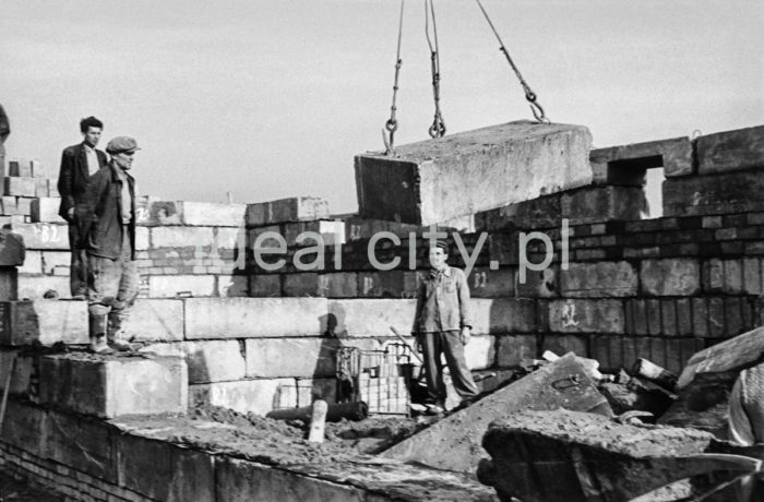 Grupa robotników układa elementy wielkopłytowe przy budowie domu mieszkalnego na osiedlu A-33 (Hutnicze), lata 50.

fot. Henryk Makarewicz/idealcity.pl

