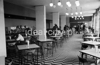The Tourist House run by the Polish Tourism Association. Designed by Stanisław Spyt and Zbigniew Mikołajewski in 1956-9, it was built in 1959-63. The divisions on its frontage are geometrical, while its shape is modernist and massive. Second half of the 1960s.

Dom Turysty PTTK w Krakowie. Zaprojektowany w latach 1956-1959 przez Stanisława Spyta i Zbigniewa Mikołajewskiego, budowany w latach 1959-1963. Charakteryzuje się geometrycznie podzieloną fasadą oraz modernistyczną, masywną bryłą. II połowa lat 60.

Photo by Henryk Makarewicz/idealcity.pl



