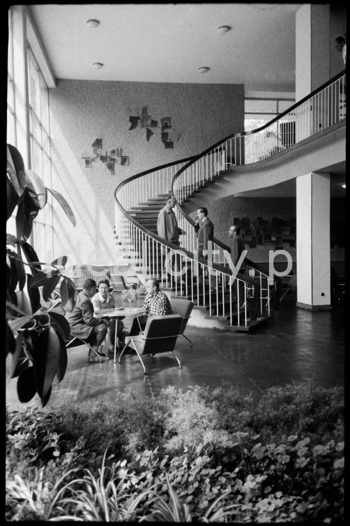 The Tourist House run by the Polish Tourism Association. Designed by Stanisław Spyt and Zbigniew Mikołajewski in 1956-9, it was built in 1959-63. The divisions on its frontage are geometrical, while its shape is modernist and massive. Second half of the 1960s.

Dom Turysty PTTK w Krakowie. Zaprojektowany w latach 1956-1959 przez Stanisława Spyta i Zbigniewa Mikołajewskiego, budowany w latach 1959-1963. Charakteryzuje się geometrycznie podzieloną fasadą oraz modernistyczną, masywną bryłą. II połowa lat 60.

Photo by Henryk Makarewicz/idealcity.pl



