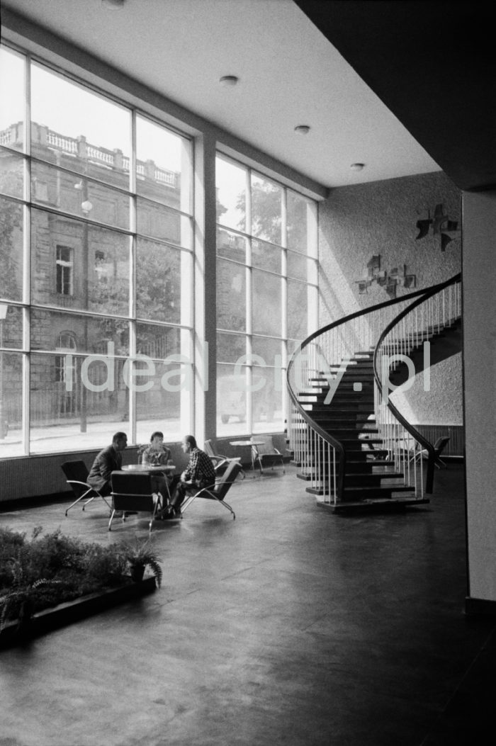 The Tourist House run by the Polish Tourism Association. Designed by Stanisław Spyt and Zbigniew Mikołajewski in 1956-9, it was built in 1959-63. The divisions on its frontage are geometrical, while its shape is modernist and massive. Second half of the 1960s.

Dom Turysty PTTK w Krakowie. Zaprojektowany w latach 1956-1959 przez Stanisława Spyta i Zbigniewa Mikołajewskiego, budowany w latach 1959-1963. Charakteryzuje się geometrycznie podzieloną fasadą oraz modernistyczną, masywną bryłą. II połowa lat 60.

Photo by Henryk Makarewicz/idealcity.pl



