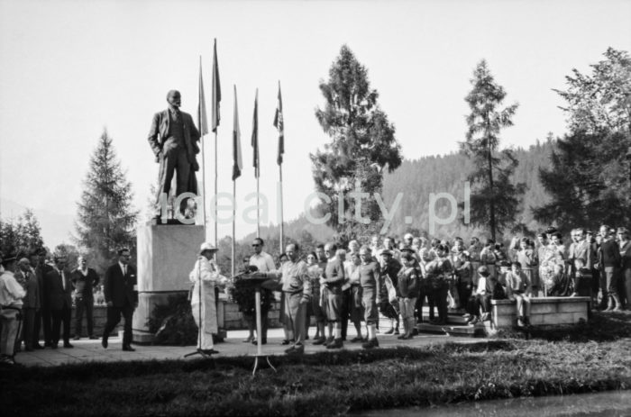 Zmotoryzowani uczestnicy Rajdu szlakami Lenina w Poroninie - delegacja hutników z kombinatu W.I. Lenina. 09.1963r.

fot. Henryk Makarewicz/idealcity.pl