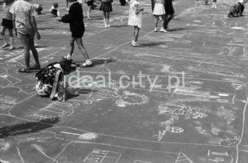 Konkurs rysunków na asfalcie podczas Dni Sportu i Młodości, aleja Przyjaźni Polsko-Radzieckiej (obecnie aleja Przyjaźni), maj 1963.

fot. Henryk Makarewicz/idealcity.pl
