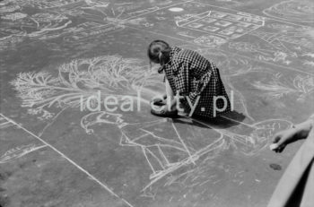 Konkurs rysunków na asfalcie podczas Dni Sportu i Młodości, aleja Przyjaźni Polsko-Radzieckiej (obecnie aleja Przyjaźni), maj 1963.

fot. Henryk Makarewicz/idealcity.pl