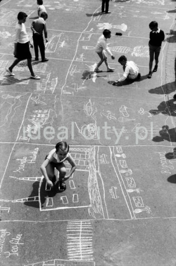Konkurs rysunków na asfalcie podczas Dni Sportu i Młodości, aleja Przyjaźni Polsko-Radzieckiej (obecnie aleja Przyjaźni), maj 1963.

fot. Henryk Makarewicz/idealcity.pl