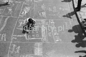 Konkurs rysunków na asfalcie podczas Dni Sportu i Młodości, aleja Przyjaźni Polsko-Radzieckiej (obecnie aleja Przyjaźni), maj 1963.

fot. Henryk Makarewicz/idealcity.pl