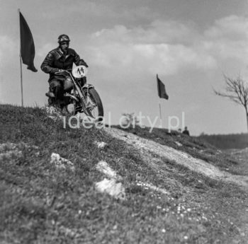 Zawody motocyklowe na Nowohuckiej Skarpie między szpitalem im. Żeromskiego a Osiedlem Centrum E., około 1954r.

fot. Wiktor Pental/idealcity.pl

