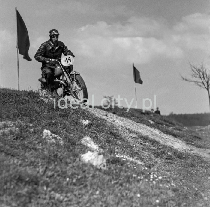 Zawody motocyklowe na Nowohuckiej Skarpie między szpitalem im. Żeromskiego a Osiedlem Centrum E., około 1954r.

fot. Wiktor Pental/idealcity.pl

