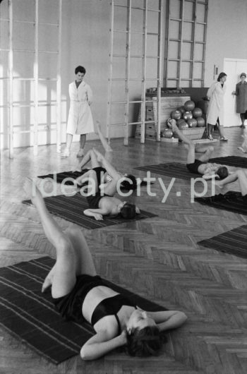Gimnastyka korekcyjna w szkole podstawowej.

fot. Henryk Makarewicz/idealcity.pl
