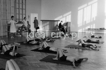 Gimnastyka korekcyjna w szkole podstawowej.

fot. Henryk Makarewicz/idealcity.pl