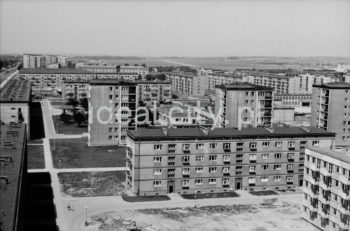 Widok z wysokościowca na Osiedlu Centrum D w kierunku zabudowy Osiedla Handlowego oraz Kolorowego.