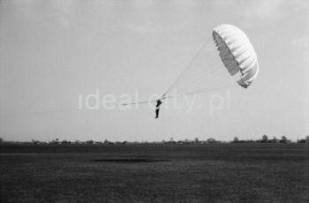 Parachutist at the aero club in Pobiednik.

Spadochroniarz na lotnisku aeroklubu w Pobiedniku.