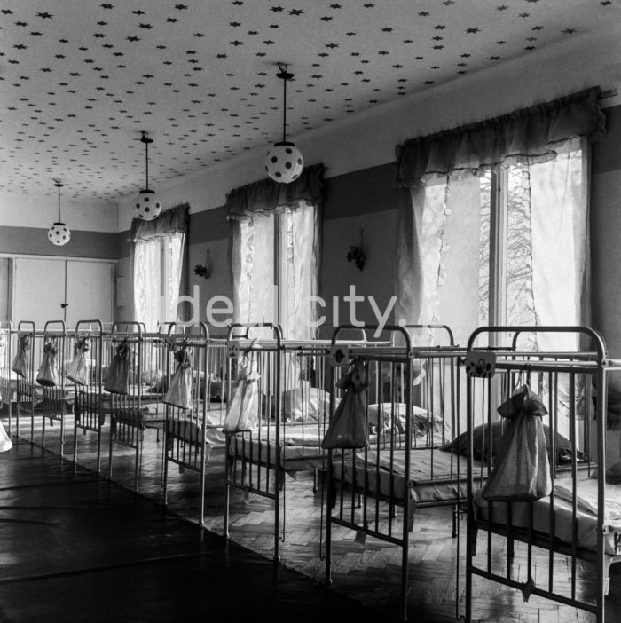 Inside a nursery in Nowa Huta – possibly on the A-1 Północ (Willowe) Estate. The first nurseries and kindergartens were designed by architects Janusz and Marta Ingarden (from 1950 on), the interior of the nursery was designed by Barbara Gołajewska. 1950s.

Wnętrze żłobka w Nowej Hucie – prawdopodobnie na osiedlu A-1 Północ (Willowe). Pierwsze żłobki i przedszkola zostały zaprojektowane przez architektów Janusza i Martę Ingardenów (od stycznia 1950 roku), projekt wnętrza pierwszego żłobka wykonała Barbara Gołajewska. Lata 50.

Photo by Wiktor Pental/idealcity.pl


