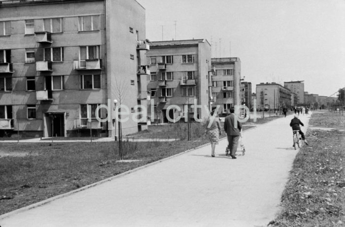 Ciąg pieszy wzdłuż bloków mieszkalnych na Osiedlu Kolorowym. W perspektywie widoczny wysokościowiec na Osiedlu Centrum D.