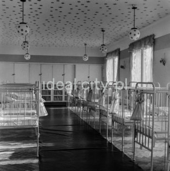 Wnętrze żłobka w Nowej Hucie – prawdopodobnie na osiedlu A-1 Północ (Willowe). Pierwsze żłobki i przedszkola zostały zaprojektowane przez architektów Janusza i Martę Ingardenów (od stycznia 1950 roku), projekt wnętrza pierwszego żłobka wykonała Barbara Gołajewska. Lata 50.

fot. Wiktor Pental/idealcity.pl


