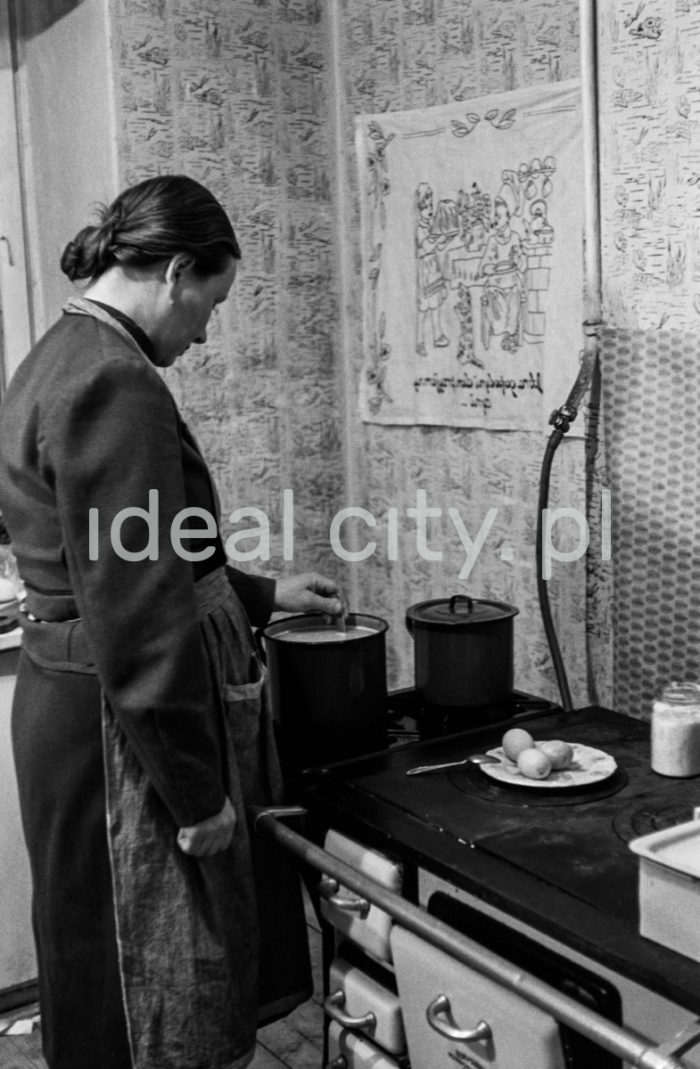 Pierwszy posiłek w nowym mieszkaniu. Osiedle Wandy, 1952 r.