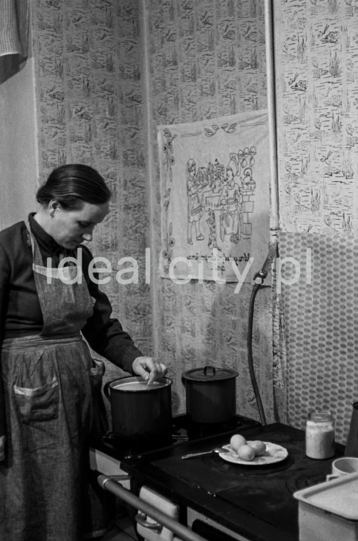 Pierwszy posiłek w nowym mieszkaniu, Osiedle Wandy, początek lat 50. XXw.

fot. Wiktor Pental/idealcity.pl
