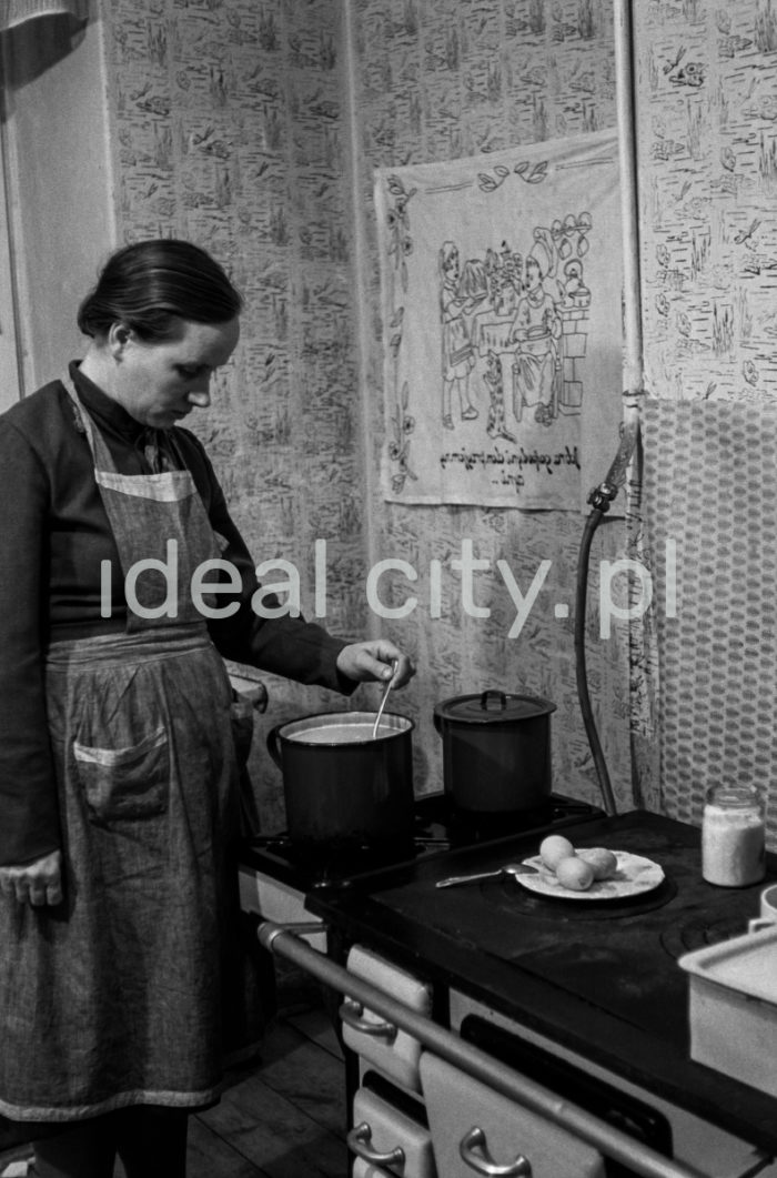 Pierwszy posiłek w nowym mieszkaniu, Osiedle Wandy, początek lat 50. XXw.

fot. Wiktor Pental/idealcity.pl

