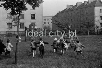 Podwórko na Osiedlu Wandy. Lata 50. XXw.

fot. Wiktor Pental/idealcity.pl

