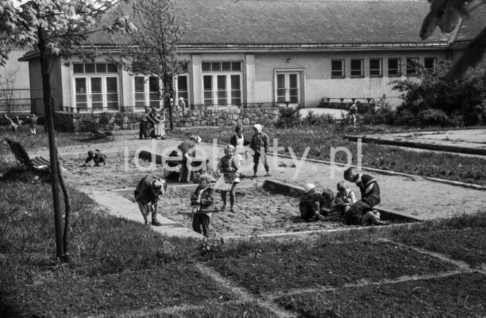 Wesołe Ósemki Kindergarten no. 88 on the Wandy Estate. 1950s.

Samorządowe Przedszkole nr. 88 