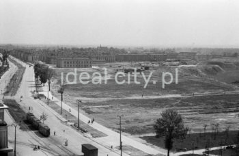 Widok w kierunku Osiedla Na Skarpie od strony wysokościowca na osiedlu Centrum D. Lata 60. XXw.

fot. Henryk Makarewicz/idealcity.pl


