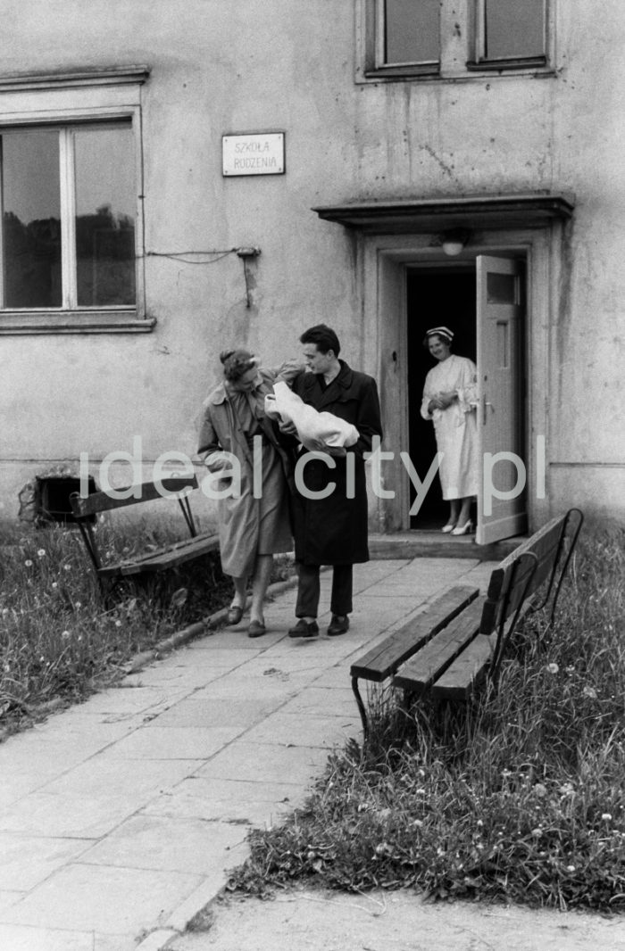 In front of the birth school, Wandy Estate. 1950s.

Przed szkołą rodzenia, Osiedle Wandy. Lata 50. XX w.

Photo by Wiktor Pental/idealcity.pl
