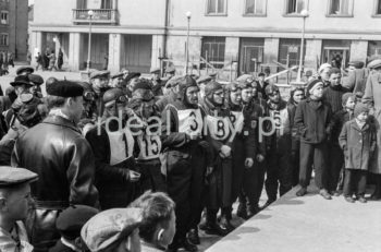 Motocykliści na Placu Pocztowym na osiedlu A-1 Północ (Willowe), wyścig motocyklowy. W styczniu 1950 roku został zlikwidowany Automobilklub Polski. Na jego miejsce powstał Polski Związek Motorowy (jako efekt połączenia Automobilklubu Polski z 1909 roku i Polskiego Związku Motocyklowego z 1924 roku). Chcąc ratować AP wraz z PZM postanowiono wystąpić do Ministra Komunikacji o wprowadzenie Automobilklubu do Rady Turystycznej jako przedstawiciela turystyki motorowej oraz włączenie AP do planu 6 – letniego. Uchwalono wspólne postanowienia, takie jak przebudowa struktury organizacji (włączenie ośrodków wiejskich), zaproszenie do Zarządu działaczy ZMP, przeszkolenie działaczy zgodnie z intencjami władz PZPR, powołanie ośrodków dla młodzieży robotniczej i wiejskiej, jak również zakupienie dla najbardziej zdolnych sprzętu oraz udostępnienie pomocy technicznej. Powołano wspólnie odnowioną organizację czyli PZM. Z początkiem 1956 roku Zarząd Główny PZM wydał wytyczne do reorganizacji terenowych agend. Zarządy Okręgowe przystąpiły do organizacji „Automobilklubów”, które powstały w miejscu Ośrodków Szkolenia. Automobilkluby miały za zadanie, oprócz działalności sportowej, rozwijać struktury szkoleniowe ze sprzętem i zapleczem oraz pełnić dalej rolę organizatorów imprez. W ten sposób powstały kolejne organizacje w ramach PZM, m.in.: Automobilklub Kraków czy Automobilklub Nowa Huta z siedzibą przy ul. Klasztornej 1.  W 1957 roku PZM dokonał kolejnej reorganizacji oddziałów. Powołano ponownie Automobilklub Polski oraz wojewódzkie oddziały Automobilklubów. 1 czerwca 1957 roku w Krakowie reaktywowano Automobilklub Krakowski oraz przejęto lokal w Nowej Hucie po tamtejszym klubie, tworząc Ośrodek Techniczny.

fot. Wiktor Pental/idealcity.pl


