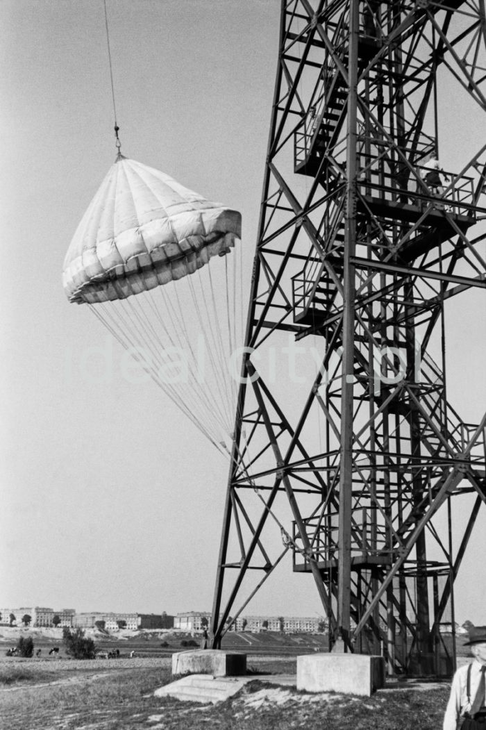 Parachute tower in Nowa Huta Meadows. 1960s.

Wieża spadochronowa na Łąkach Nowohuckich. Lata 60. XX w.

Photo by Henryk Makarewicz/idealcity.pl
