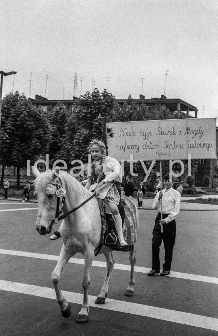Street happening of the Teatr Ludowy – the inscription says: “Long live Siwek of Mogiła, the best (equine) actor of the Ludowy Theatre.” In the background: Zielone Estate. 1960s.

Happening uliczny Teatru Ludowego - napis  głosi: 