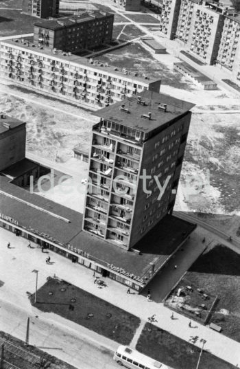 Wysokościowiec na Osiedlu Centrum D, widok z lotu ptaka. Lata 60. XXw.

fot. Henryk Makarewicz/idealcity.pl



