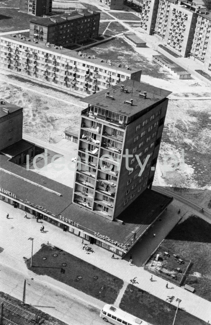 High-rise on the Centrum D Estate, bird’s-eye view. 1960s.

Wysokościowiec na Osiedlu Centrum D, widok z lotu ptaka. Lata 60. XX w.

Photo by Henryk Makarewicz/idealcity.pl




