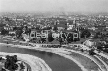 Widok na Zamek Wawelski oraz plażę nad Wisłą z lotu ptaka. Lata 60. XXw.

fot. Henryk Makarewicz/idealcity.pl



